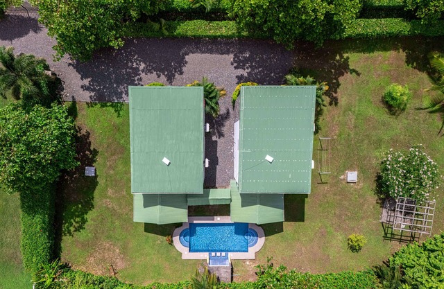 5 min drive to beach-paved roads-6 bedroom-sleep 12-fast WiFi-pool