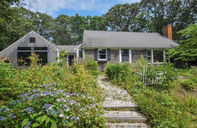 5 Min drive to Beaches and private backyard!