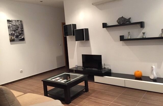 5 min from airport 2-bedroom house - sleeps 4