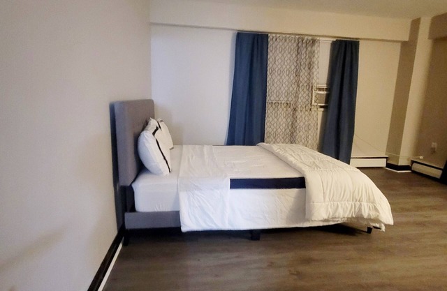 5 min from most food areas family apt. with balcony- with city view - sleeps 4+