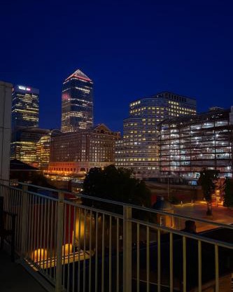 5 Min to Canary Wharf Station, Banks Balcony View