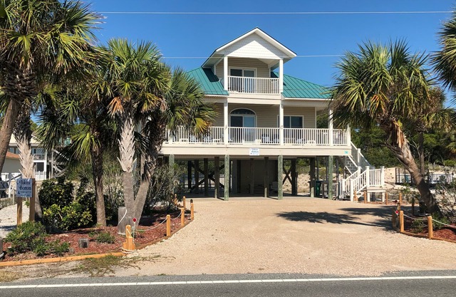 5 min to Gulf beach. On bike path. Pvt htd pool. Boat parking. Great kitchen.