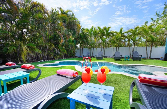 5 min walk to beach! Heated Pool, Golf Cart, Lanai