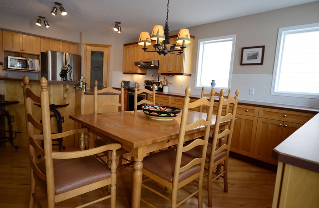5 min walk to community lake, 1 hour from the mountains, close to Spruce Meadows