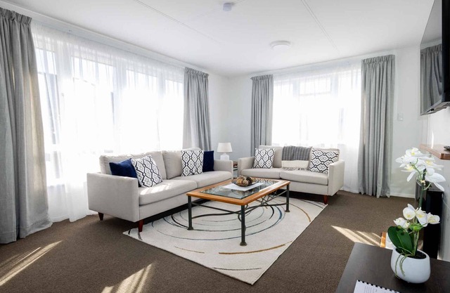 5 min walk Waik Hosp - sleeps 6