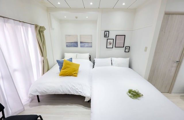 5-minute walk from Yotsuya Station in Shinjuku-ku, close to Shinjuku Gyoen Garden, can accommodate 6 people/3 beds, keep luggage ok, free Wi-Fi