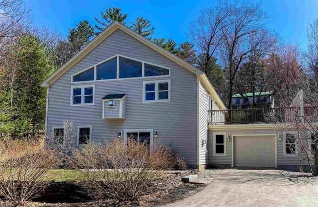 5 Minute walk into North Conway village with Game room & Hot tub and Central Air