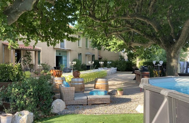 5 minutes from the Avignon sud freeway exit, Mas du Gros Vincent in Vaucluse.
