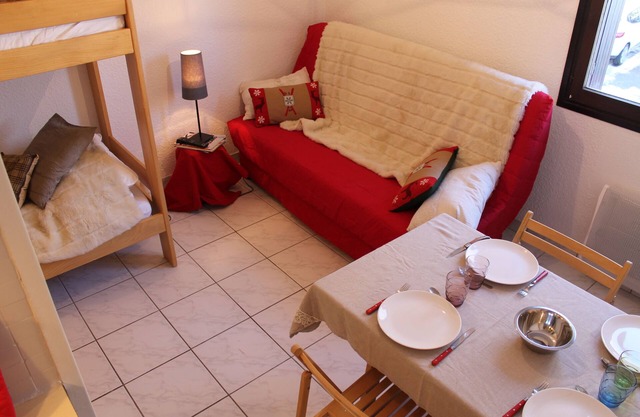 5 minutes from ski slopes by free bus, lovely mountain-style studio.