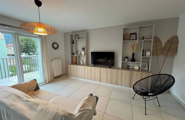 5 minutes from Lake Annecy, lovely 5-person apartment with terrace, private parking