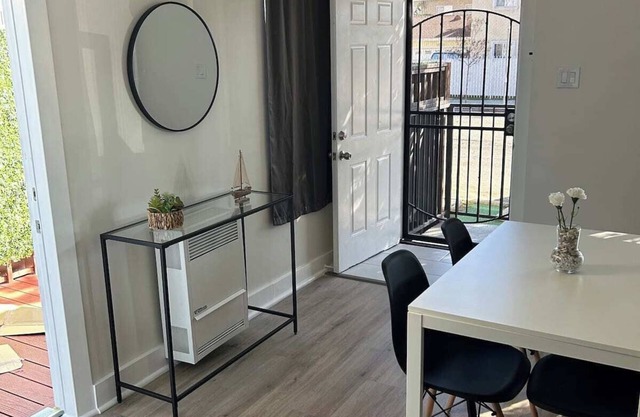 5 minutes from the Beach & Downtown Long Beach with Cool Patio & Cozy Beds