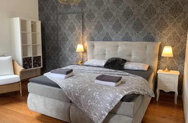 5 minutes from the OUTLET Large XL vacation business city family apartment for 6 guests