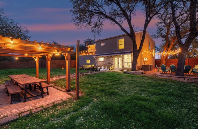 5 Minutes to Lake Travis. Sleeps 20 with Community Pool Pickleball and Fire Pit.
