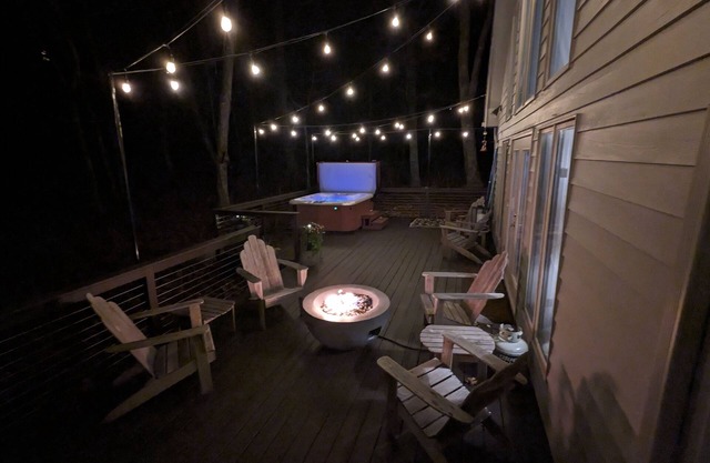 5-Star, 4BR/4BA Rustic Lodge w/HotTub! Great for couples weekend.