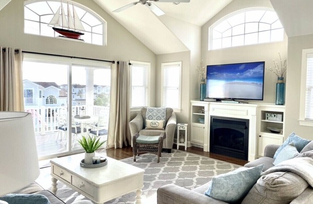 5-Star Beach Home-Sleeps 21! 6 bedrooms, plus bonus room. Close to everything!