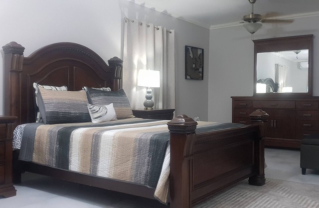 5 Star Fresh And Clean Condo In New Kingston