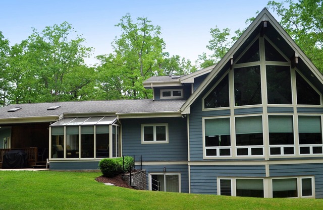 5 STAR OWNER Managed, Lake Xcess, dock, Pool, Pickle-ball, Home Theater, firepit