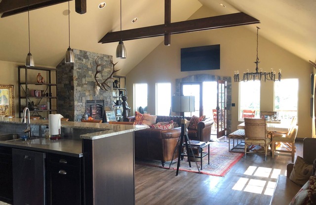 5 Star Private Gated Luxury 3 Bedrm 2.5 Bath Estate Lodge Lake Views EV Charger