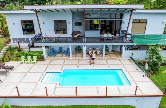 5 STARS! Private Front Lake Home w/Pool, Kayaks, + beautiful tropical setting!