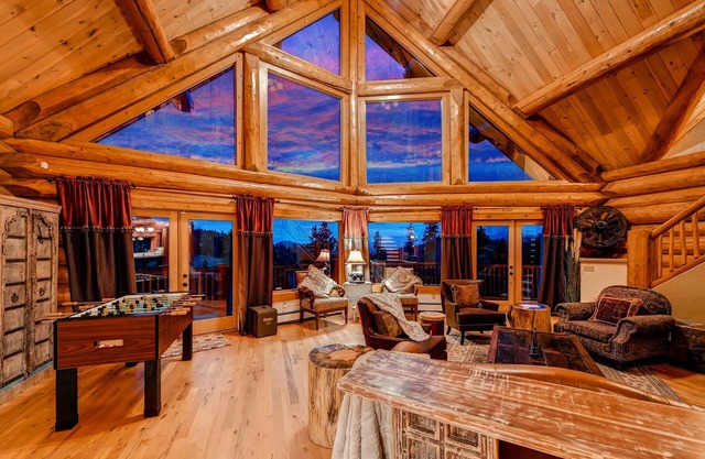 5000 sqft Log home Denver, Red Rocks, SKI, HOT TUB, Sleeps 6 adults + 6 kids