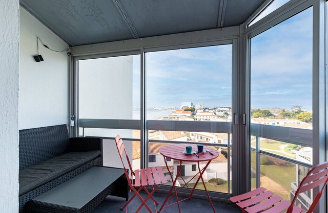 50m from the beache, flat for 4