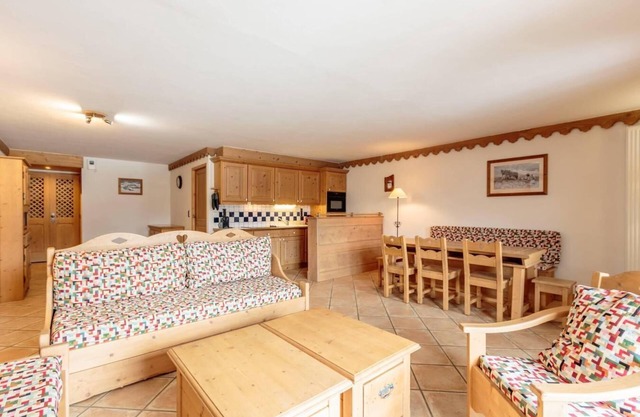 50m from ski slopes, 3rd floor, view ski slopes, fitness, swimming pool, sauna, hammam, balcony, tv