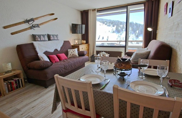 50m from ski slopes, 3rd floor, balcony, tv, ski locker, 29m², Chamrousse