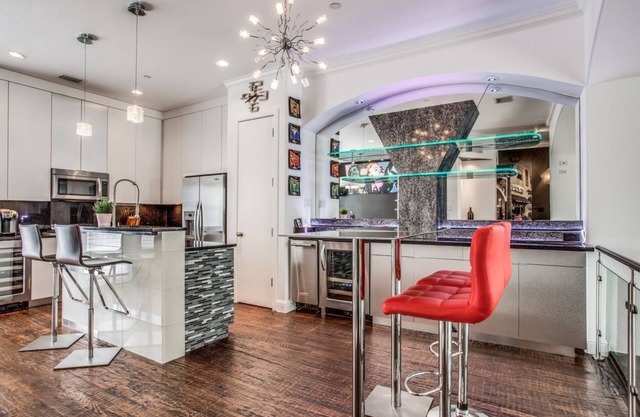 5792 Robbie · Driem house- Award Winning - 1 minute to shops