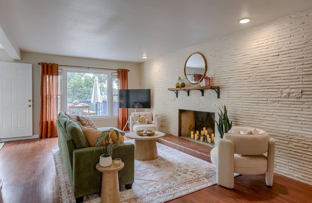 5BD Charming Home - Pool Table & Backyard
