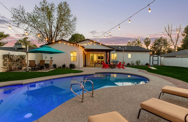 5BD w/Heated Pool, Game Room, & HUGE Back Yard!