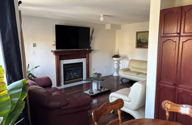 5br 3.5bth home w Free Parkings+Ensuite laundrynBarrie,ON