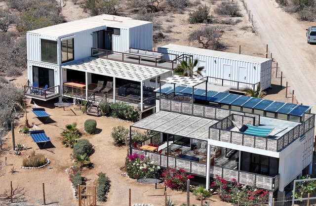 5BR/4BA repurposed shipping containers. Multiple decks, firepits, Fast Wifi (250 mb+) w/Starlink backup, new premium X8 Bullfrog hot tub. Free use of inflatable SUPs, beach chairs & other beach toys. Enjoy a game night in our retro video arcade.