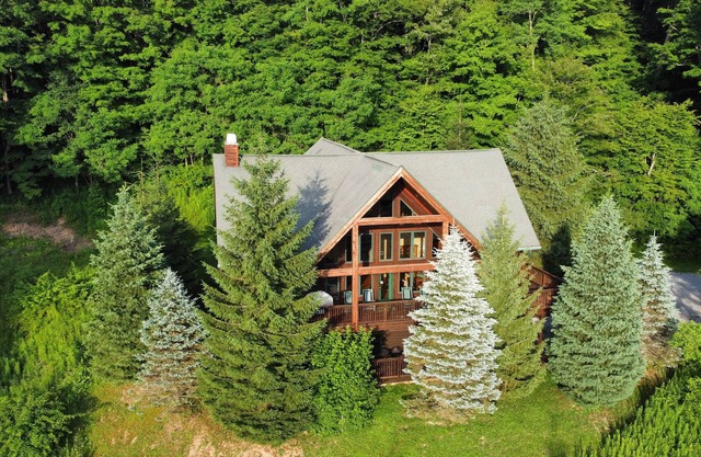 5BR Chalet | Hot Tub Fire Pit Fall Retreat 3 Kings