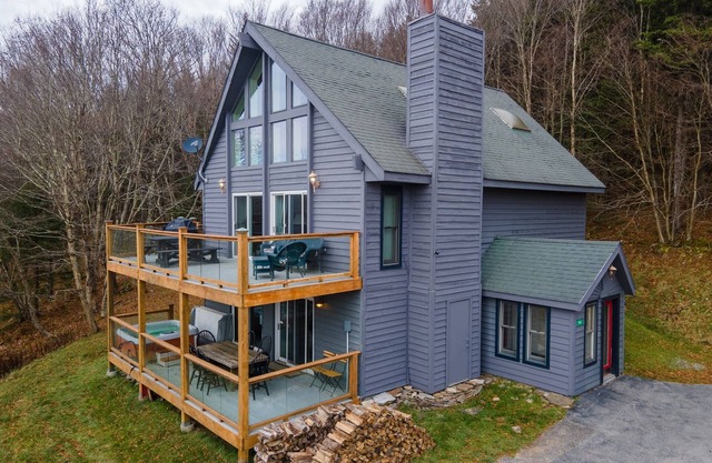 5BR Chalet Stunning Views,Hot Tub,Walk to Slopes