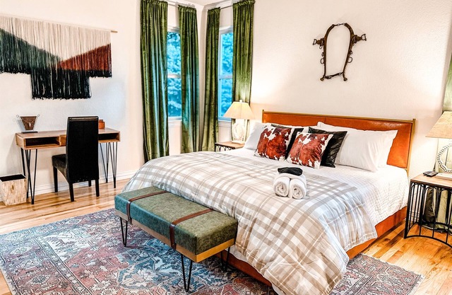 5BR Lux Family Getaway: Ski, Hot tub, Pool & Poker