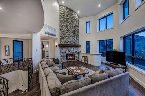 $5M Luxury Waterfront Villa - 14 MI to Aspen