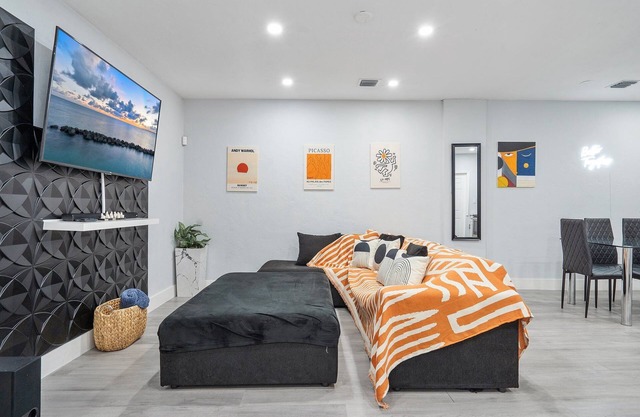 5min to DT, Calle 8 and Brickell - Games, Large Yard & Hot Tub