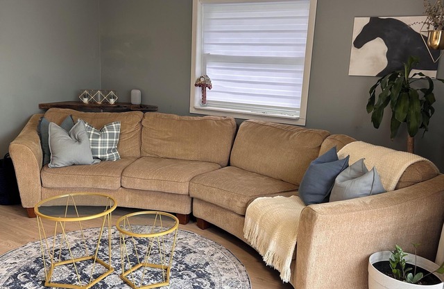 5min walk to St. Marys Golf & Country Club. nFamily & Pet Friendly bungelow.