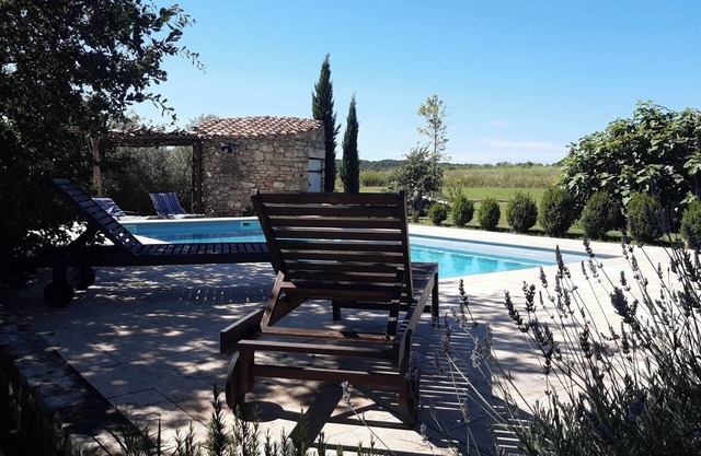 5mn from Uzes, air-conditioned gîte in the heart of the vineyards