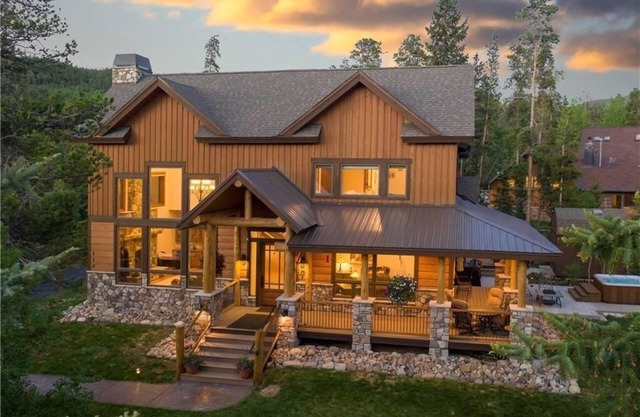 5Stars! "Like Staying at the Ritz!" Luxury in-town Home, Amazing Views & Hot Tub