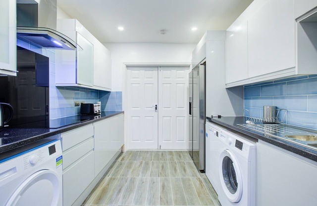 6 - 7 Beds-sleeps 12-elizabeth Line-free Parking