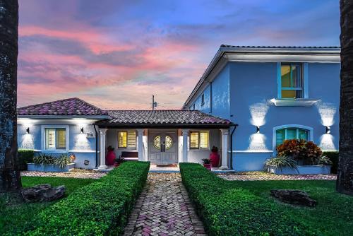 6-BD 3-BA Dreamy Vacation Retreat in Coral Terrace