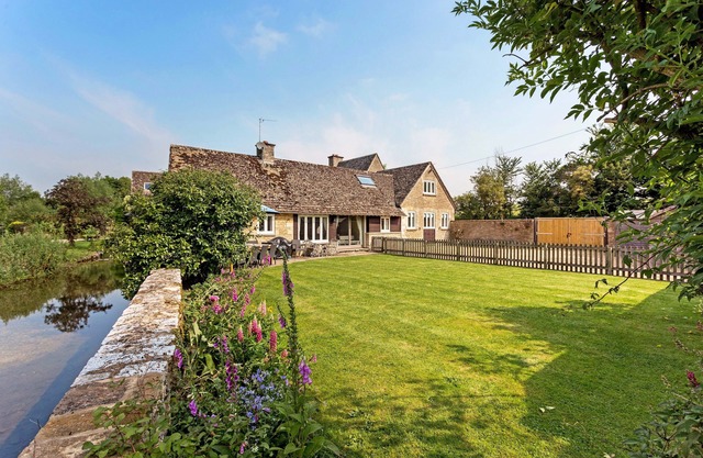 6 Bed, 4 Bath, Cottage in the Cotswolds with Wood Fired Hot Tub. Sleeps 11-14