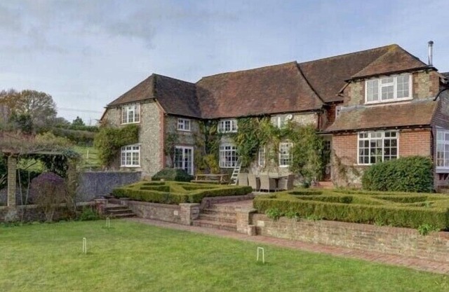 6 bed rural property with pool & tennis court