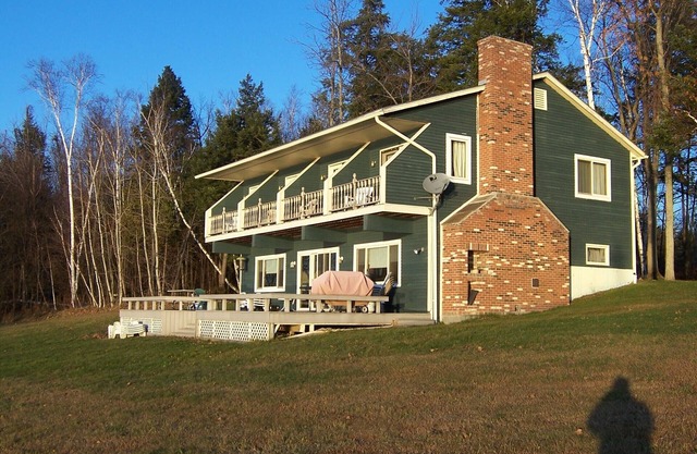 6 Bedroom 9+ Acres Spacious Waterfront Lodge ,1500' Lake Frontage/Boat Launch n