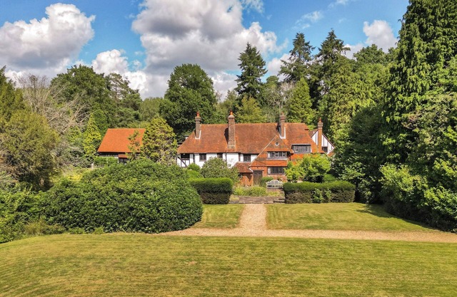 6 bedroom accommodation in East Grinstead