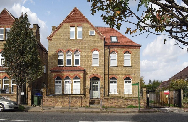 6 bedroom accommodation in New Eltham