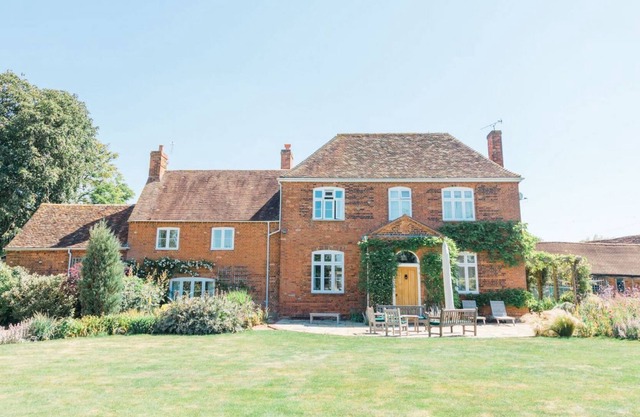 6 bedroom accommodation in Shefford