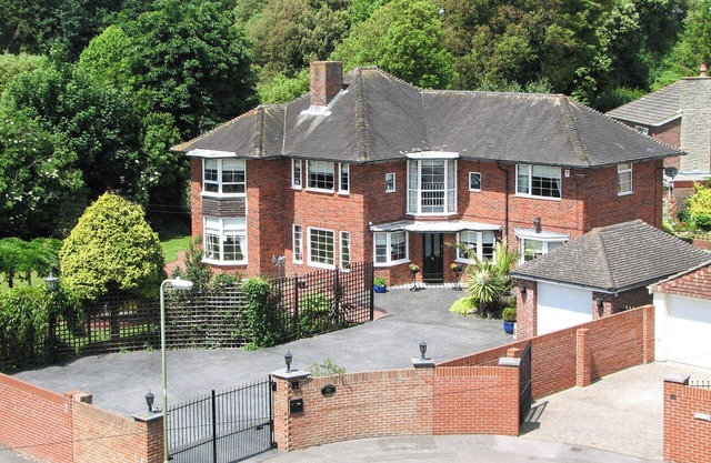 6 bedroom accommodation in Gosport
