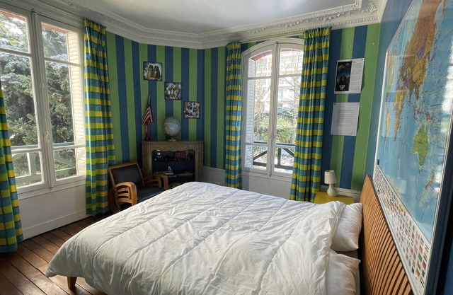 6 bedroom detached family home with large garden 10 minutes from Paris